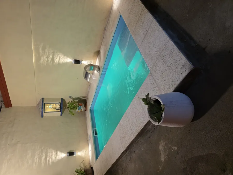 Piscina de fibra de vidrio con iluminación RGB en Tucumán
